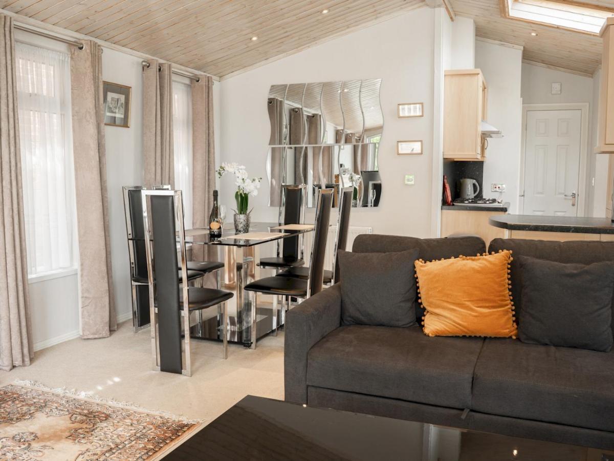 Pass The Keys The Lodge At Point House Farm - Sleeps Up To 6 Chester Exterior foto